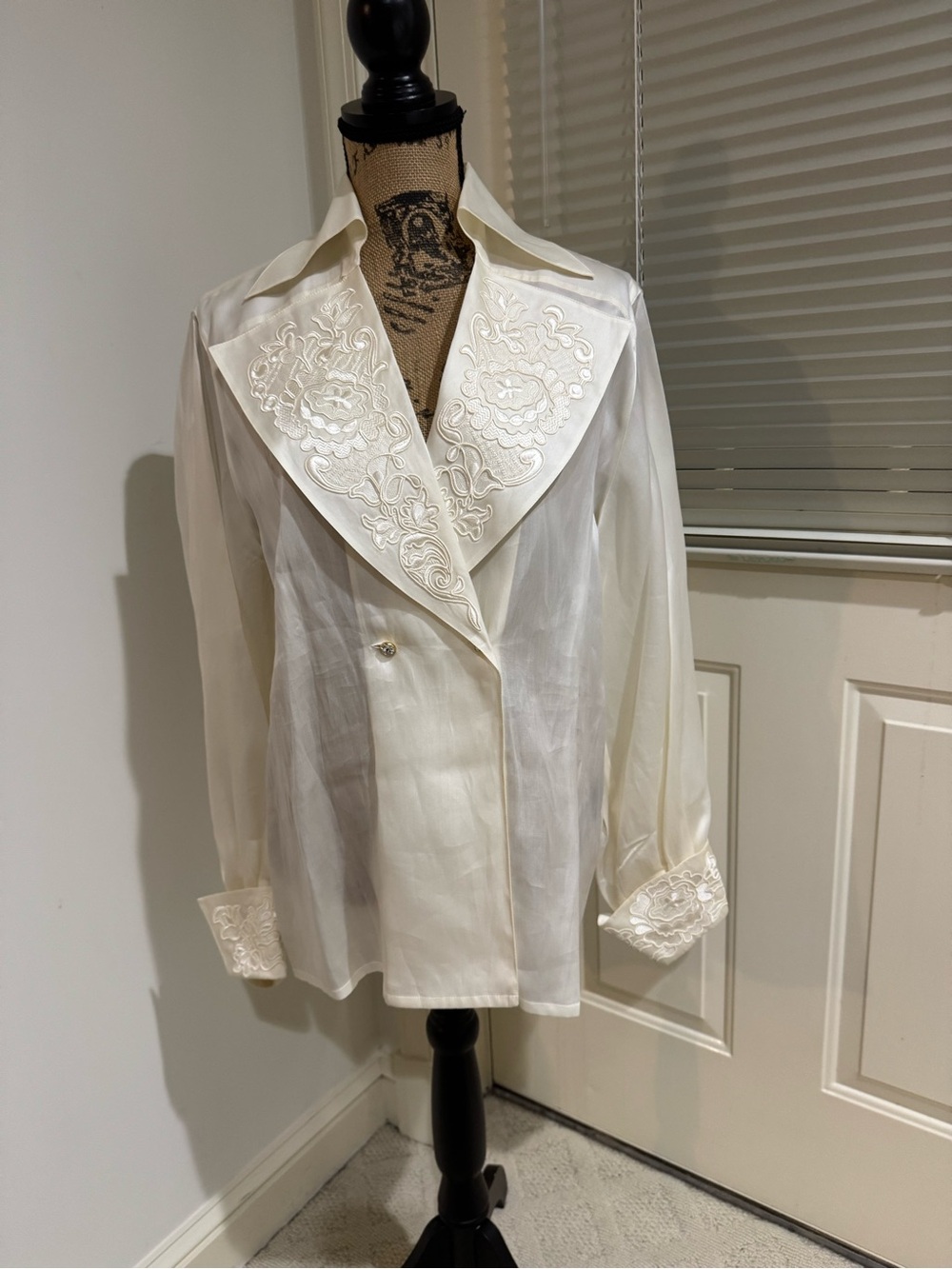 Vintage Escada couture Ivory Embroidered Longline silk shaket size 40 German